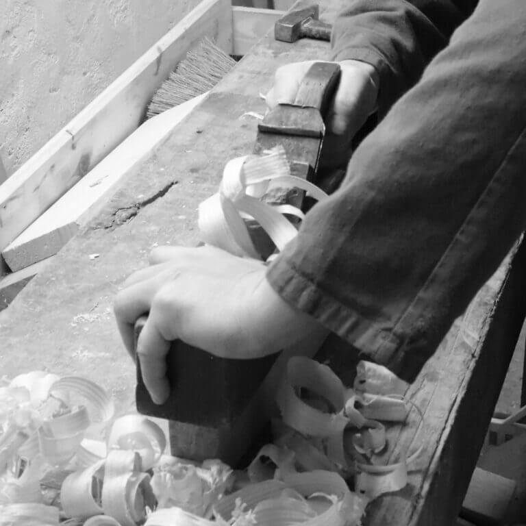 dans l'atelier à l'établi