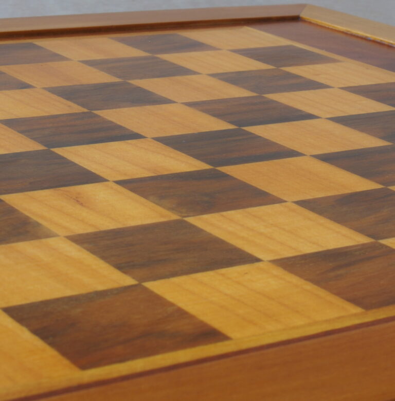 Échiquier en marqueterie noyer et merisier (vers 1980)