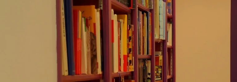 Meuble sur mesure - Bibliothèque en bois massif pour un couloir