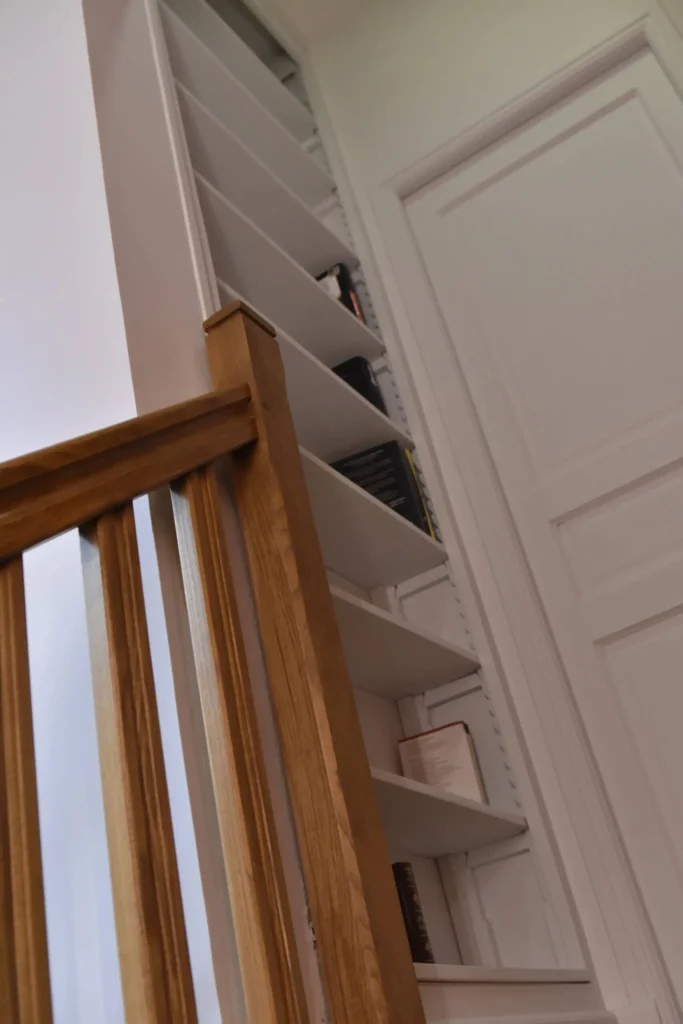 Bibliothèque en haut d'une cage d'escalier (2005) - meuble sur mesure