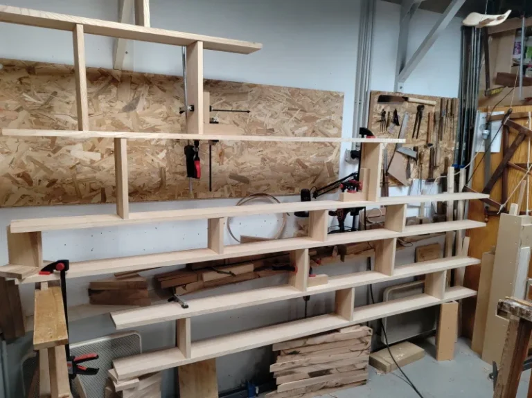 Bibliothèque en frêne massif dans un escalier - Atelier