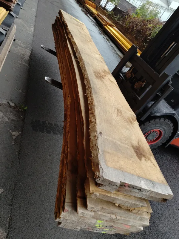 Bibliothèque en frêne massif dans un escalier - Bois