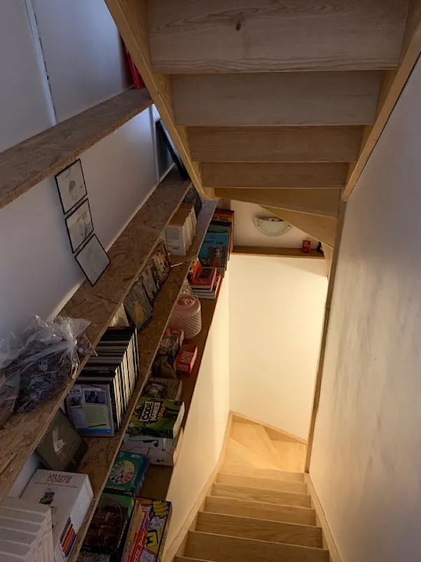 AVANT Bibliothèque dans un escalier - Descente