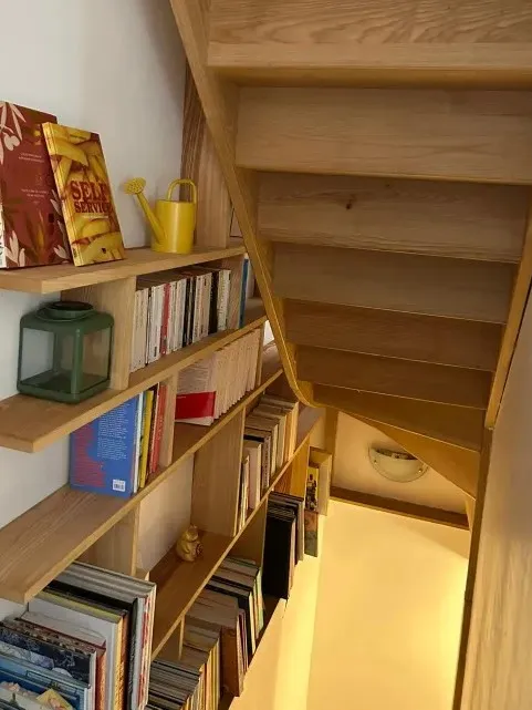 Bibliothèque en frêne massif dans un escalier - Descente