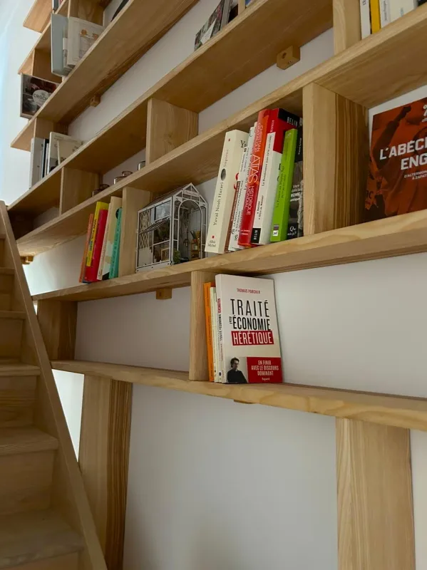 Bibliothèque en frêne massif dans un escalier - Montée