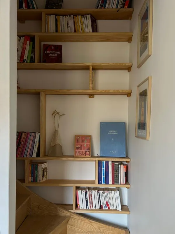 Bibliothèque en frêne massif dans un escalier - RdC