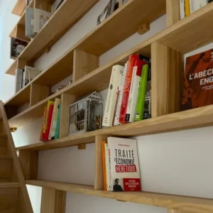 Bibliothèque en frêne massif dans un escalier