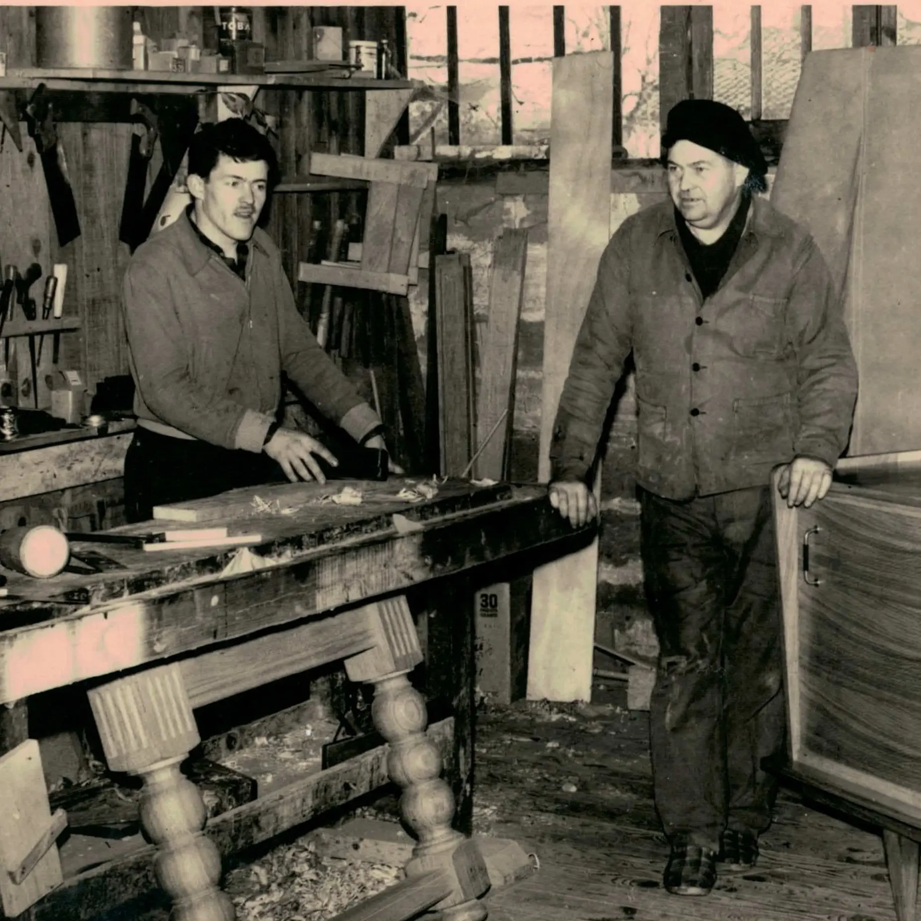 Mon père et mon grand-père dans l'atelier d'ebenisterie à Castelsarrasin (vers 1950) ( ebenisterie )