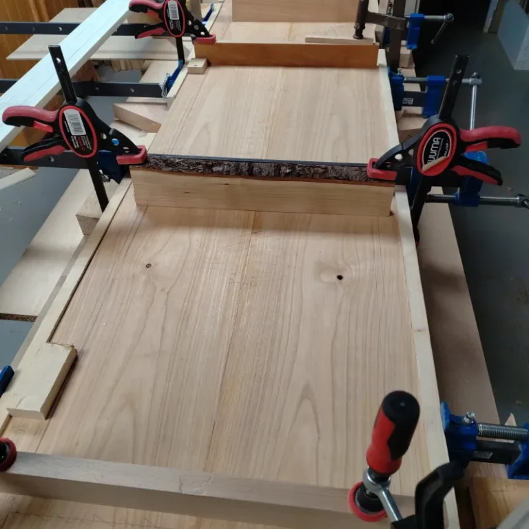 Meuble bas merisier massif - collage