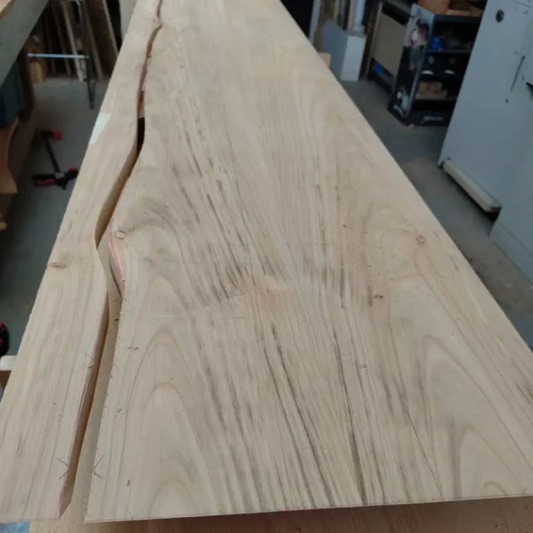 Meuble bas merisier massif - découpe de la fissure ondulante