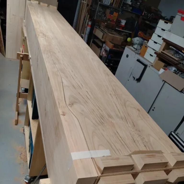 Meuble bas merisier massif - ouverture sur une fissure ondulante