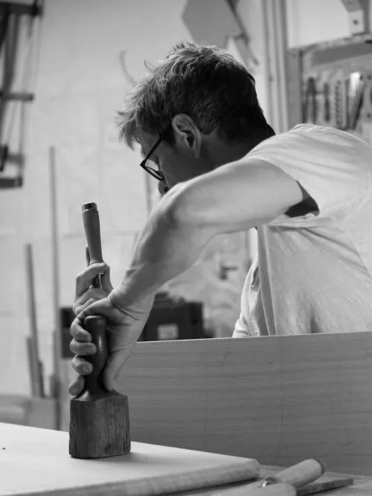 Ciseau et maillet dans mon atelier d'ébénisterie à Paris (@oceanviewproduction)