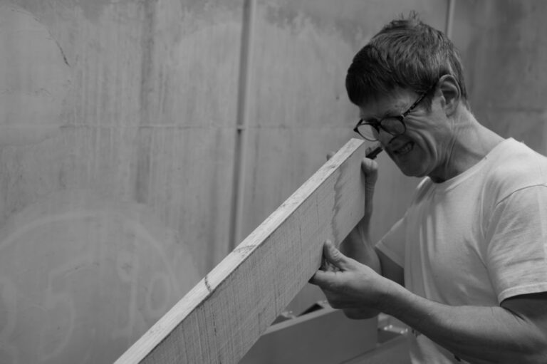 Dégauchissant une planche à mon atelier (2024)