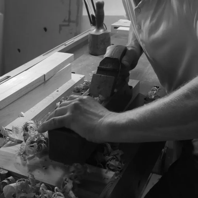 dans l’atelier à l’établi