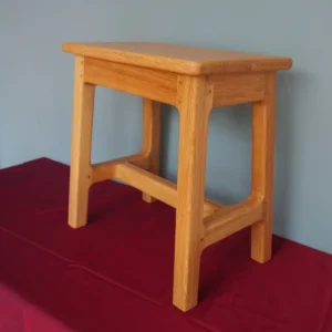 Tabouret artisanal en bois de chêne massif