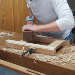 Tabouret artisanal en bois de chêne massif