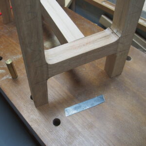 Tabouret artisanal en bois de chêne massif