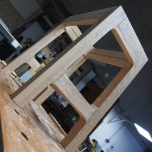 Tabouret artisanal en bois de chêne massif