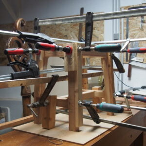 Tabouret artisanal en bois de chêne massif.
