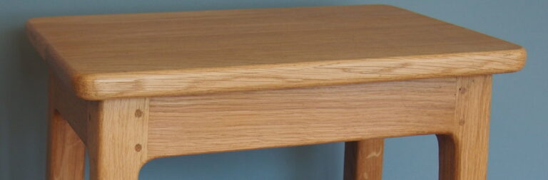 Tabouret artisanal en bois de chêne massif