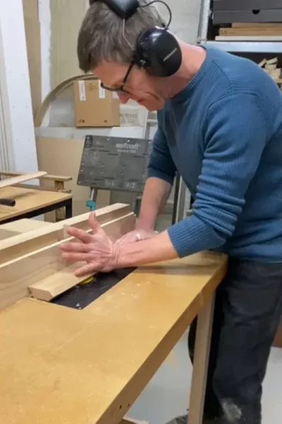 Bibliothèque corniche à la défonceuse