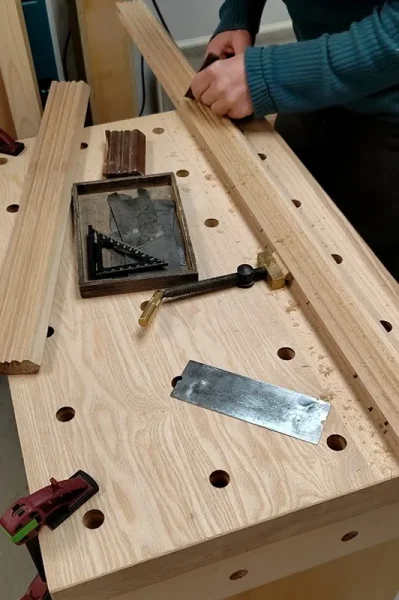 Bibliothèque corniche au racloir