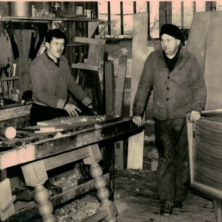 Mon père et mon grand-père dans l'atelier d'ébénisterie à Castelsarrasin (vers 1950)
