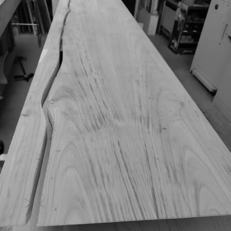 Meuble bas merisier massif - découpe de la fissure ondulante