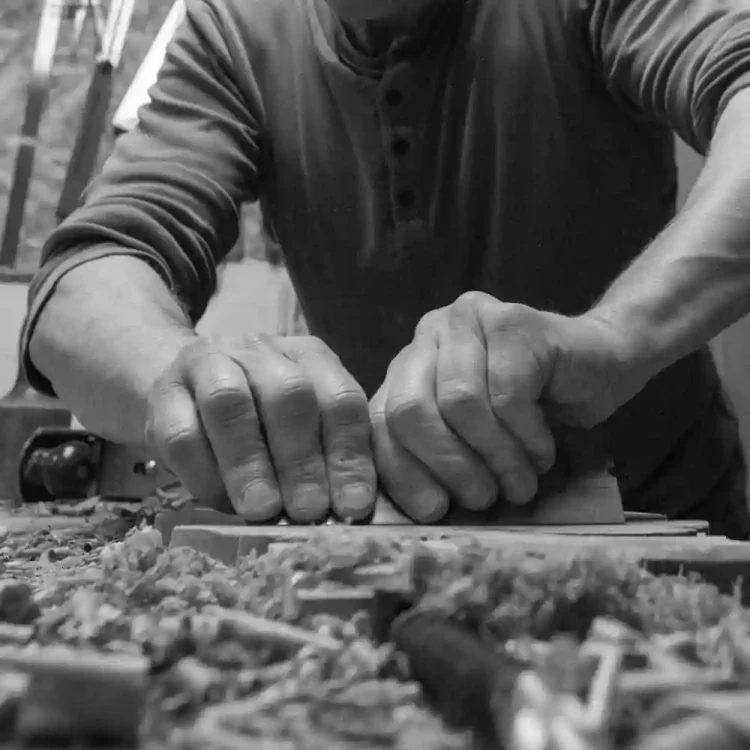 Avec un racloir dans mon atelier d'ébénisterie à Paris (2024)